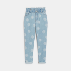 جينز أزرق فاتح على شكل كيس...